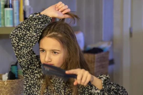 À quel âge est-il judicieux d’examiner ses cheveux ?
