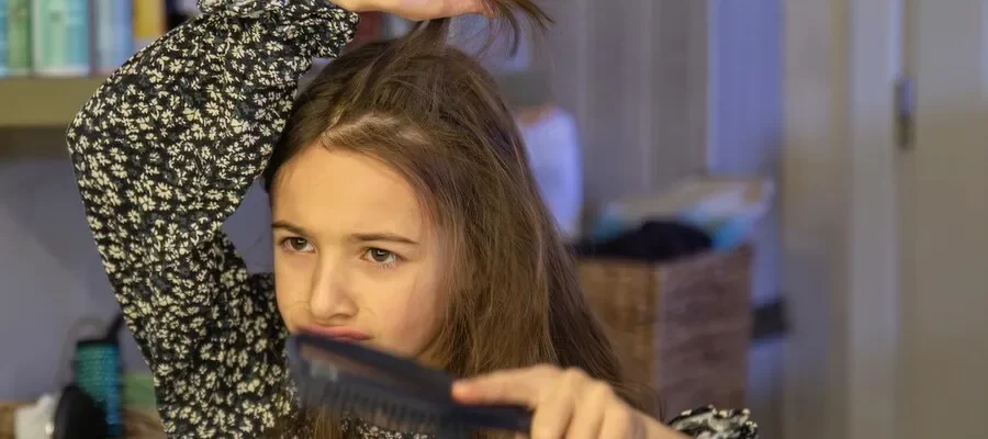 À quel âge est-il judicieux d’examiner ses cheveux ? 1 À quel âge est-il judicieux d’examiner ses cheveux ?
