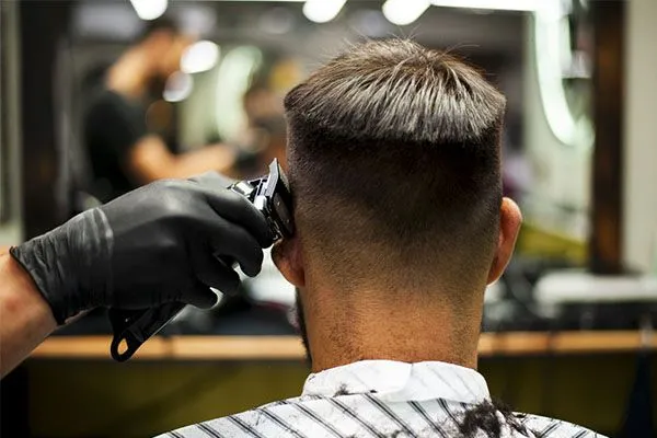 Quelles sont les meilleures coupes de cheveux pour les chauves? 3 Quelles sont les meilleures coupes de cheveux pour les chauves?
