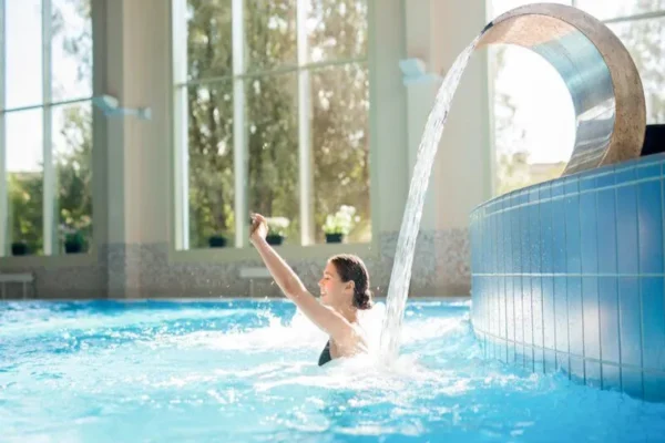 Comment le chlore des piscines affecte-t-il les cheveux ?