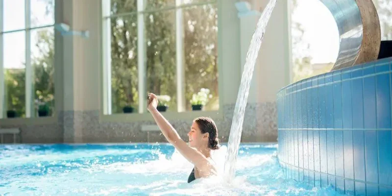 Comment le chlore des piscines affecte-t-il les cheveux ? 1 Comment le chlore des piscines affecte-t-il les cheveux ?