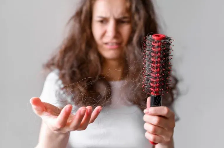 Quelles sont les causes de la chute des cheveux chez les femmes ? 5 Quelles sont les causes de la chute des cheveux chez les femmes ?