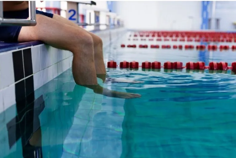 Comment le chlore des piscines affecte-t-il les cheveux ? 2 Comment le chlore des piscines affecte-t-il les cheveux ?