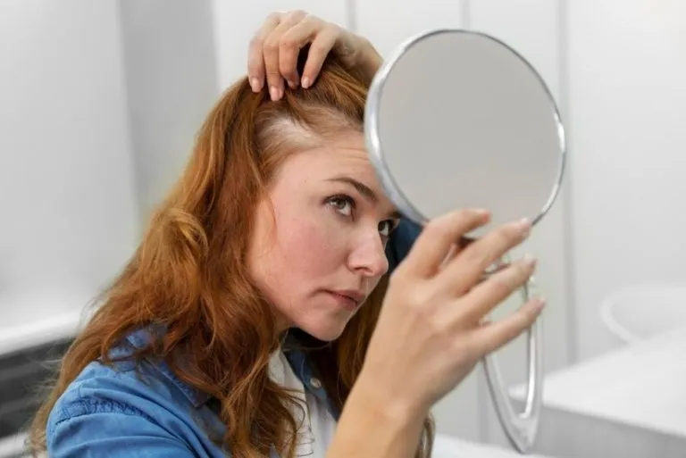 Quelles sont les causes de la chute des cheveux chez les femmes ? 4 Quelles sont les causes de la chute des cheveux chez les femmes ?