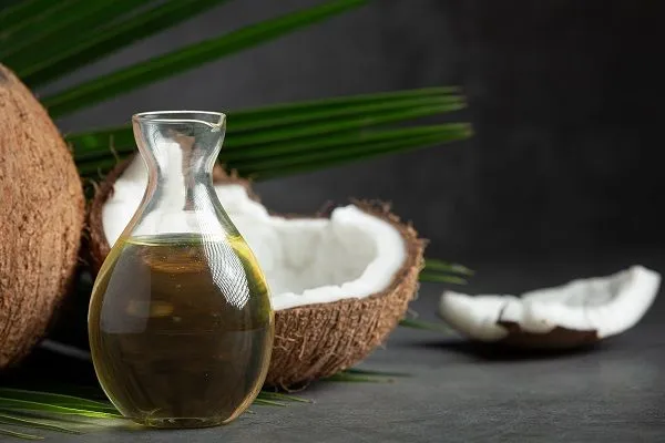 ¿Para qué sirve el aceite de coco en el pelo?