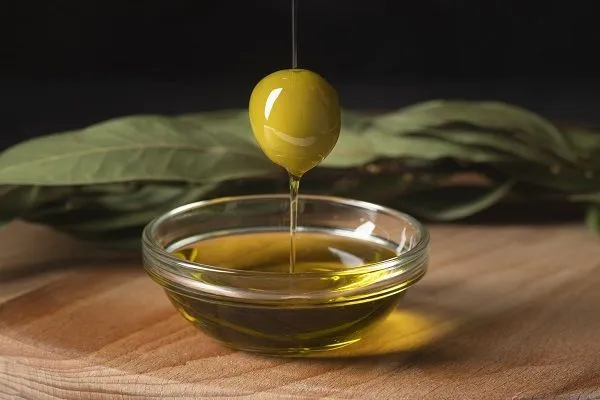 ¿Para qué usar aceite de oliva para el pelo?
