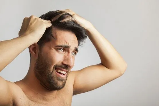 Acné sur la tête, symptômes et traitements
