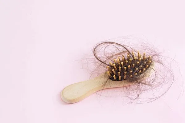 ¿El síndrome de ovario poliquístico y la caída del cabello tienen relación? 2 ¿El síndrome de ovario poliquístico y la caída del cabello tienen relación?