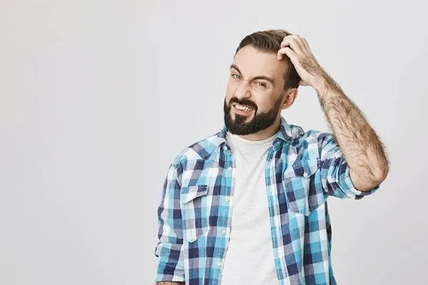 Cómo tratar la caspa en los hombres