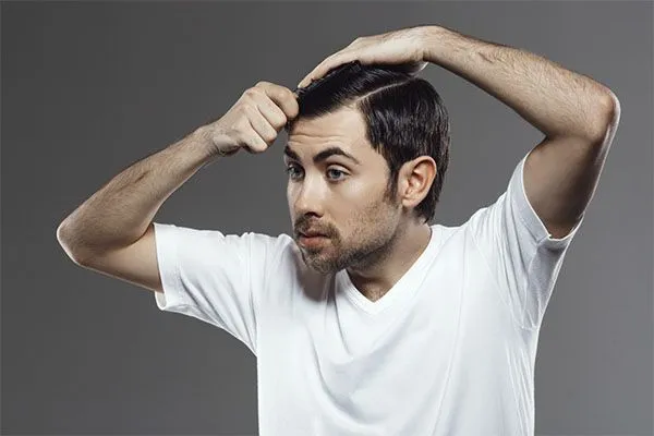 Quelles sont les meilleures coupes de cheveux pour les chauves? 2 Quelles sont les meilleures coupes de cheveux pour les chauves?