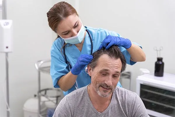Chirurgien Greffe Cheveux : Comment Choisir le Meilleur Spécialiste ?
