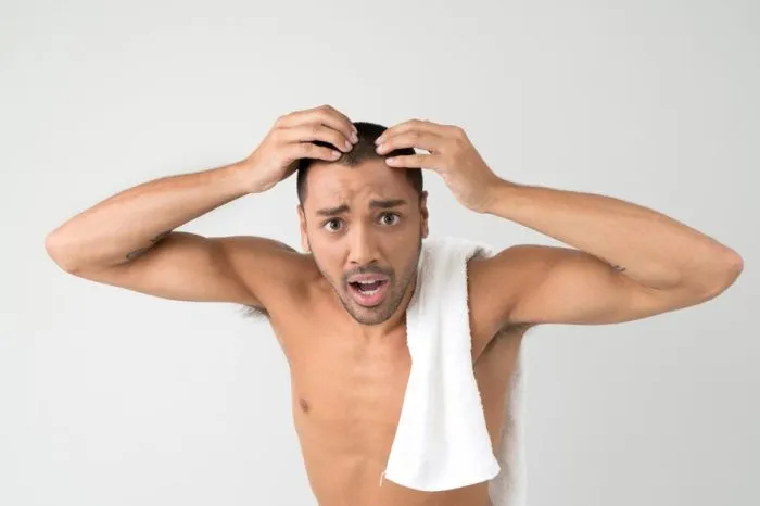 Causes de la chute des cheveux chez les hommes