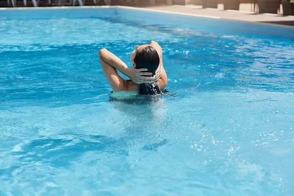 ¿Cómo afecta el cloro de las piscinas al pelo?