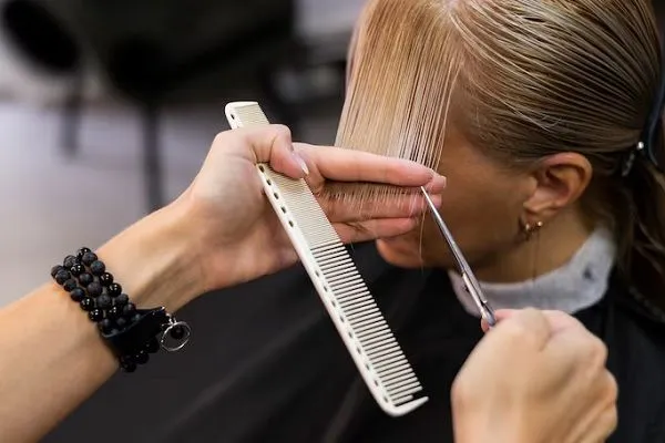 ¿Cortar el cabello frecuente lo daña?