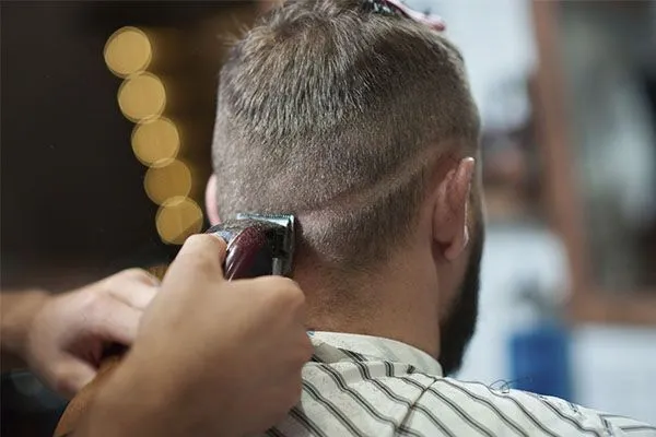 Les meilleures coupes de cheveux pour les hommes aux cheveux dégarnis