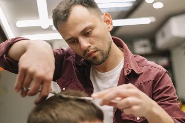 Quelles sont les meilleures coupes de cheveux pour les chauves? 6 Quelles sont les meilleures coupes de cheveux pour les chauves?
