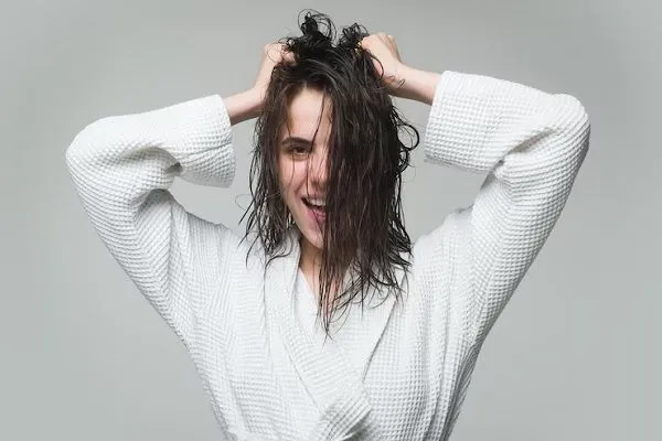Cómo cuidar el cabello mojado