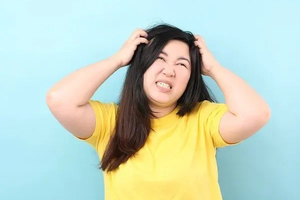 ¿Qué son los exfoliantes capilares y cómo usarlos?