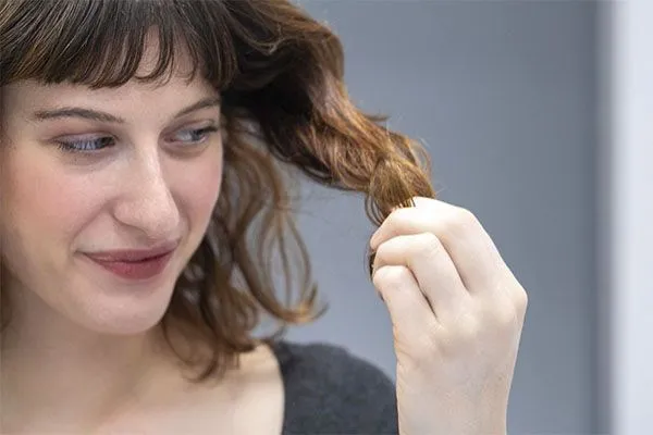 Pourquoi les jeunes femmes perdent-elles leurs cheveux ? 6 Pourquoi les jeunes femmes perdent-elles leurs cheveux ?