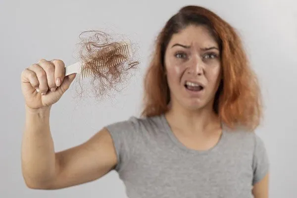 Pourquoi les jeunes femmes perdent-elles leurs cheveux ? 4 Pourquoi les jeunes femmes perdent-elles leurs cheveux ?
