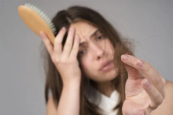 Pourquoi les jeunes femmes perdent-elles leurs cheveux ? 2 Pourquoi les jeunes femmes perdent-elles leurs cheveux ?