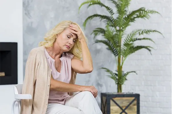 L’alopécie ménopausique : quel est son rapport avec la perte de cheveux ? 4 L’alopécie ménopausique : quel est son rapport avec la perte de cheveux ?