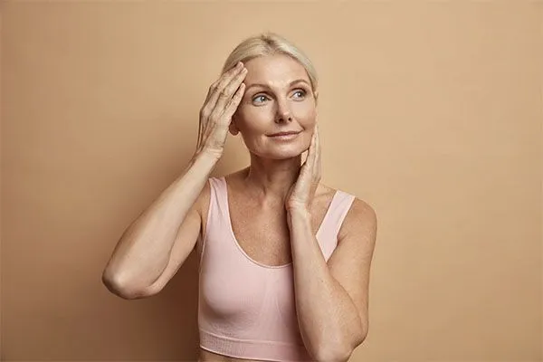L’alopécie ménopausique : quel est son rapport avec la perte de cheveux ? 2 L’alopécie ménopausique : quel est son rapport avec la perte de cheveux ?