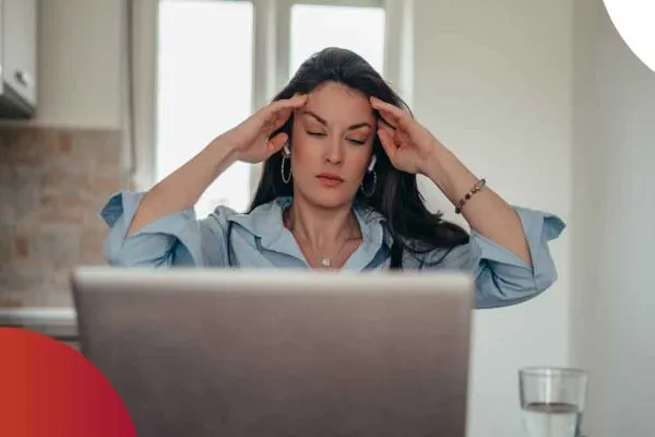 ¿Por qué se debilita nuestro pelo? Causas, factores y soluciones