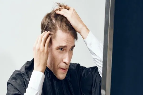 Cuero cabelludo rojo y caída del pelo, ¿cuál es su relación?