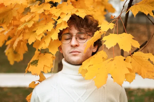 Otoño y la caída de pelo: causas, cuidados y prevención