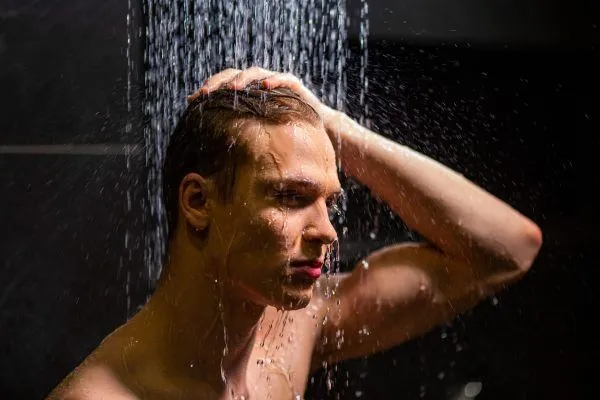 Cómo nutrir el pelo seco y con frizz