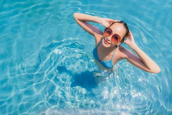 ¿Cómo afecta el cloro de las piscinas al pelo?