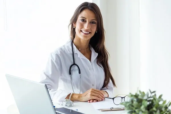Top 3 mejores doctores de trasplante capilar en Italia