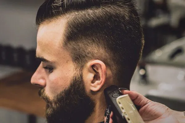 I migliori tagli di capelli per uomini con linea frontale sfuggente 2 I migliori tagli di capelli per uomini con linea frontale sfuggente