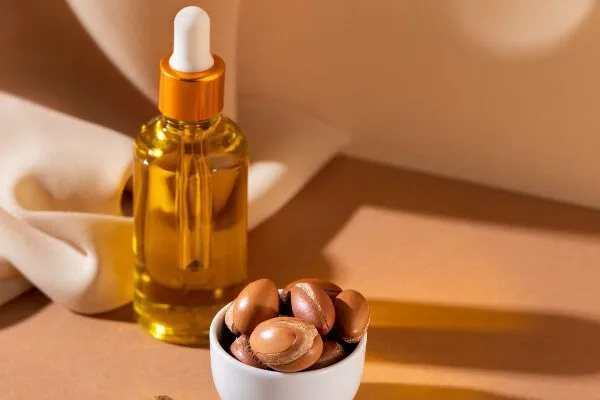 Quali sono i benefici dell’olio di argan per i capelli? 2 Quali sono i benefici dell’olio di argan per i capelli?