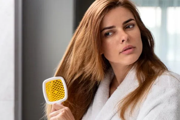 Perché mi prude la testa e mi cadono i capelli?