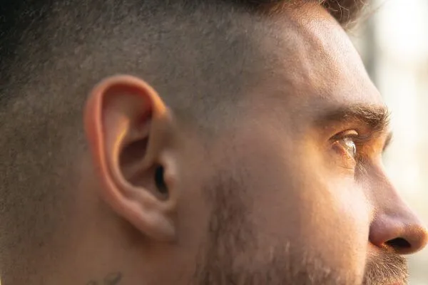 I migliori tagli di capelli per uomini con linea frontale sfuggente 6 I migliori tagli di capelli per uomini con linea frontale sfuggente