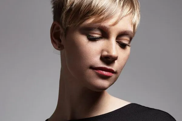 Acconciature per donne con alopecia frontale 5 Acconciature per donne con alopecia frontale