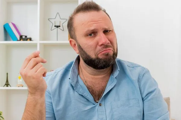 Perché mi prude la testa e mi cadono i capelli?