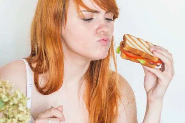 Alimenti che causano la caduta dei capelli 7 Alimenti che causano la caduta dei capelli