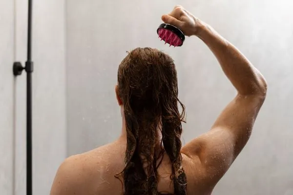 Cos’è il lievito di Malassezia? C’entra con i capelli?