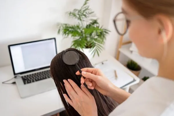 Cos’è il lievito di Malassezia? C’entra con i capelli?