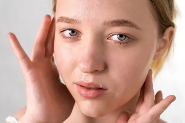 Cos’è il lievito di Malassezia? C’entra con i capelli?
