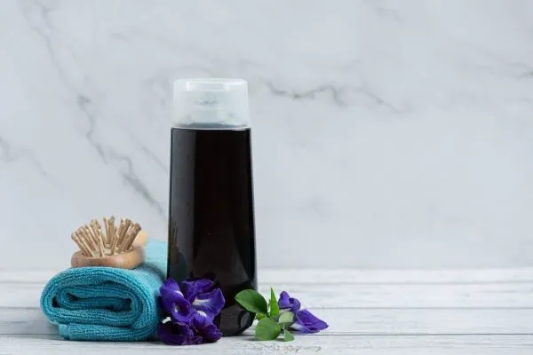 Cos’è il lievito di Malassezia? C’entra con i capelli?