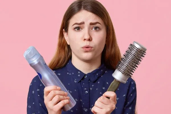 I prodotti per fissare i capelli causano l’alopecia? 3 I prodotti per fissare i capelli causano l’alopecia?