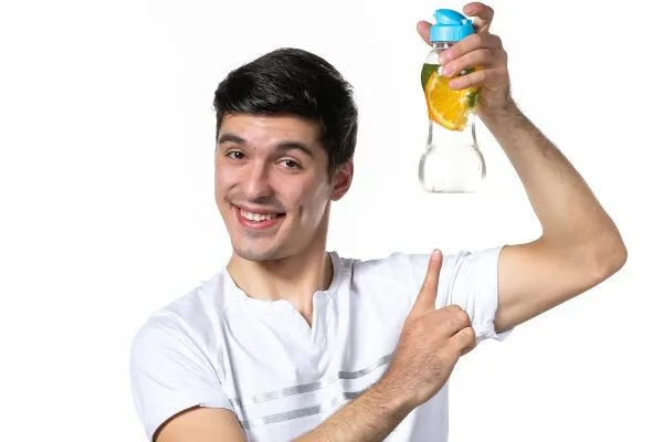 In che modo il cloro delle piscine influisce sui capelli? 3 In che modo il cloro delle piscine influisce sui capelli?