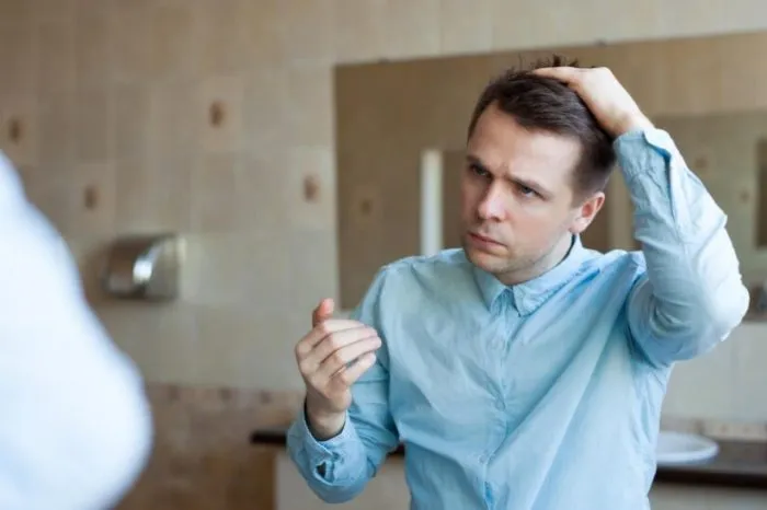 Testostérone et perte de cheveux : comprendre le lien hormonal