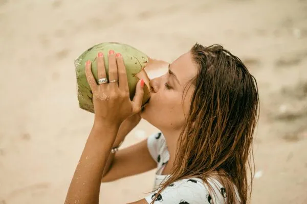 Olio di cocco per capelli secchi: come si applica?