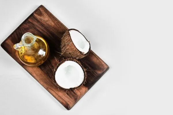 Olio di cocco per capelli secchi: come si applica?