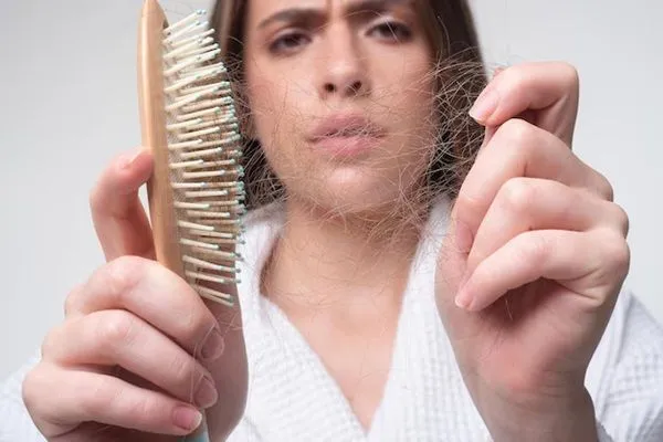 I motivi per cui le donne giovani perdono i capelli
